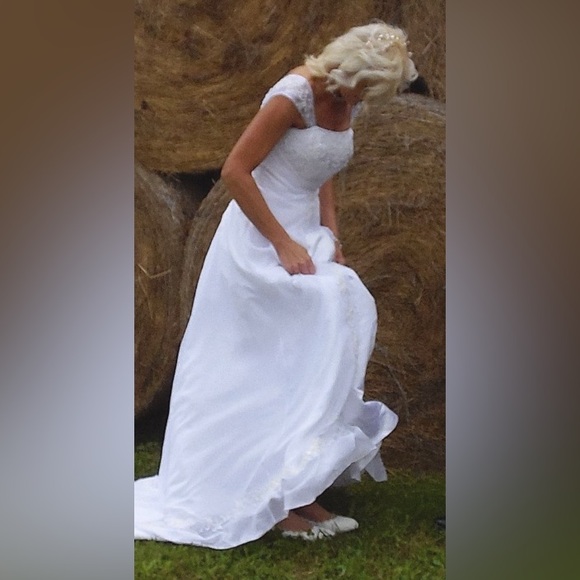 Used White Lace Handmade Bridal Flats - Picture 8 of 8